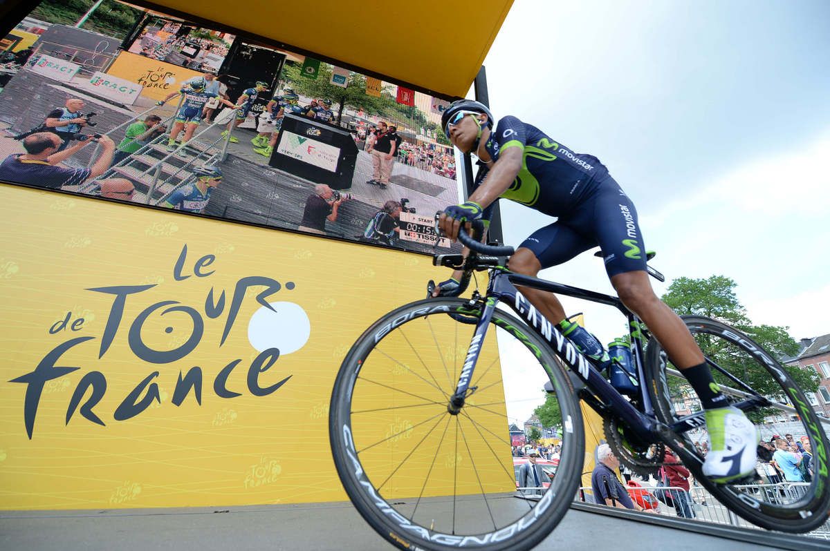 Nairo Quintana riding to sign on