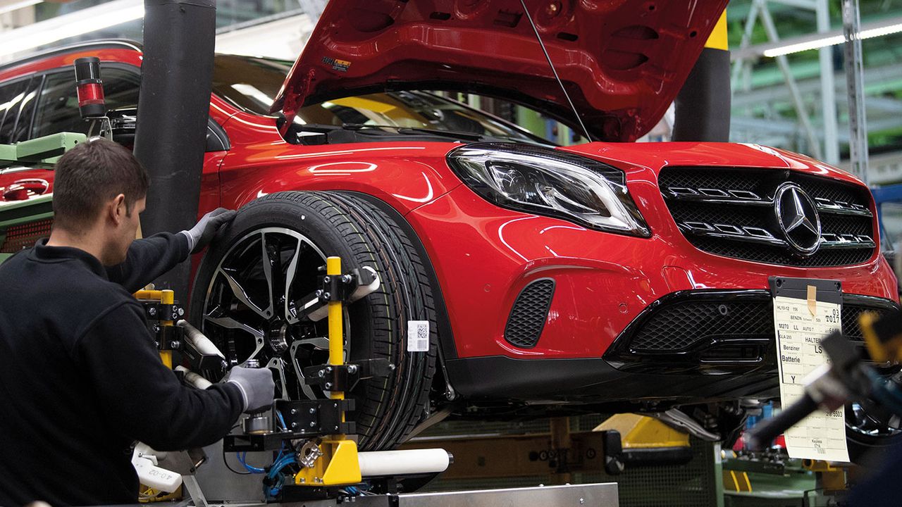 Worker in a car factory © THOMAS KIENZLE/AFP via Getty Images