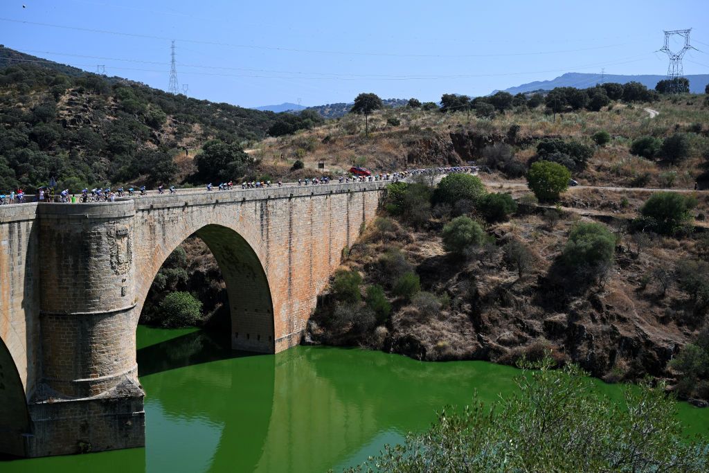 PICO VILLUERCAS SPAIN AUGUST 20 A general view of the peloton passing near Almaraz over the Tajo river during the La Vuelta 79th Tour of Spain 2024 Stage 4 a 1705km stage from Plasencia to Pico Villuercas 1544m UCIWT on August 20 2024 in Pico Villuercas Spain Photo by Tim de WaeleGetty Images