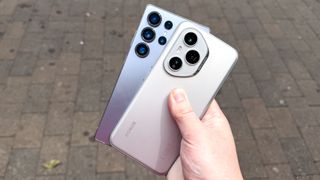 Honor 400 Pro and Samsung Galaxy S25 Ultra held together in hand