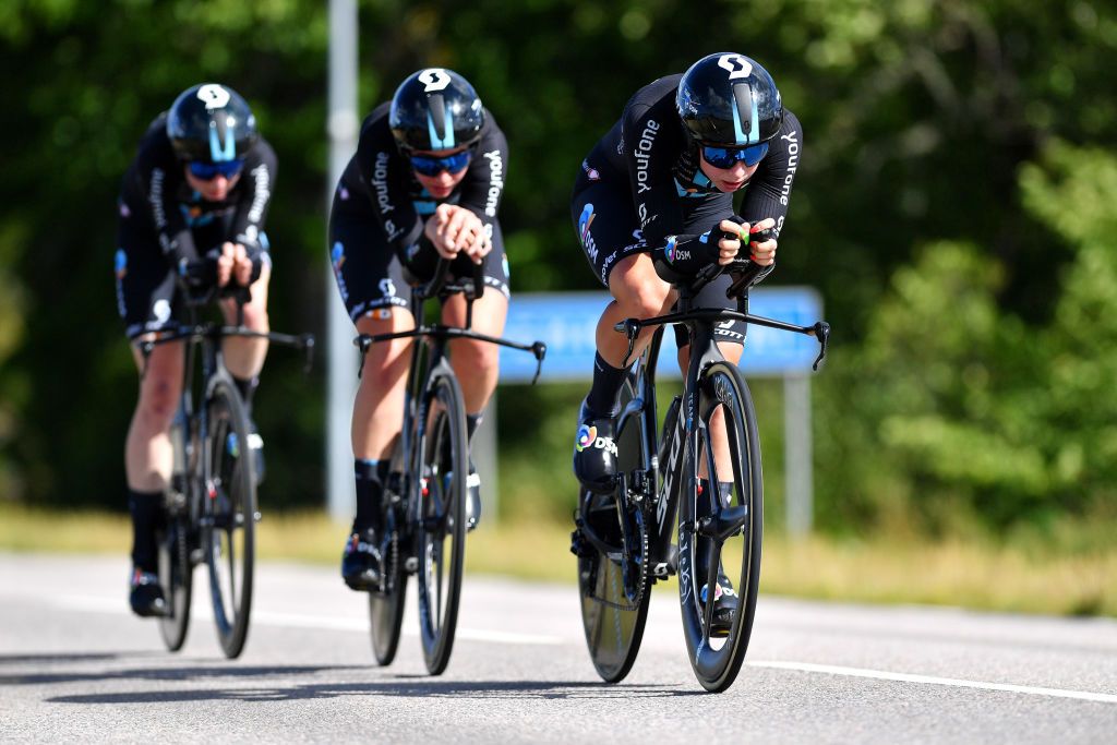 VARGARDA SWEDEN AUGUST 06 Lorena Wiebes of Netherlands and Team DSM sprint during 15th Postnord Vrgrda WestSweden TTT a 356km team time trial from Vargarda to Vargarda UCIWWT VargardaCycling on August 06 2022 in Vargarda Sweden Photo by Luc ClaessenGetty Images