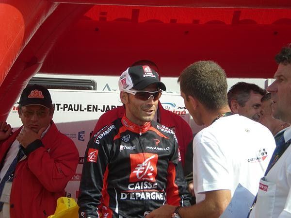 Valverde chats before the ceremony with directeur sportif Yvon Ledanois