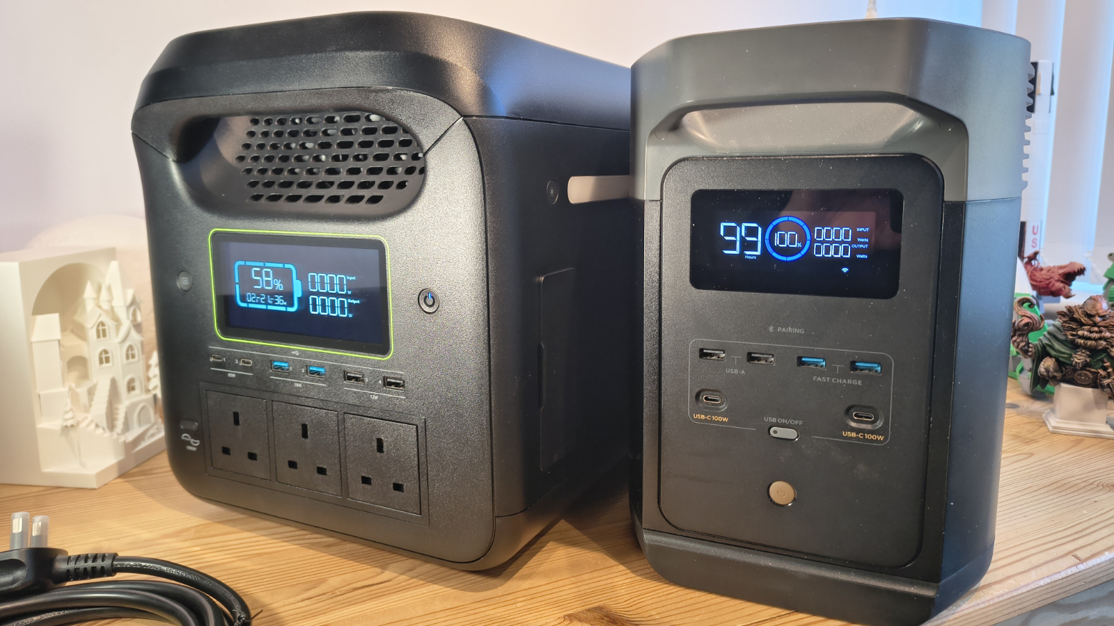 Acer APC322 Power Station (left) alongside the EcoFlow Delta 2 (right) for size comparison