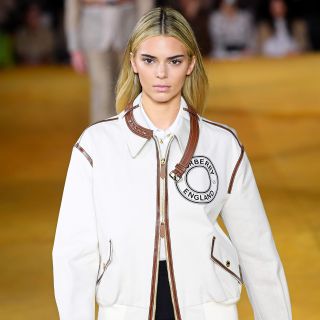 kendall jenner walks in the Burberry show with blonde hair