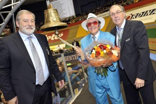 Belgian entertainer Eddy Wally rings the race bell in Gent, as race organisers Rob Discart (left) and Patrick Sercu (right) look on.