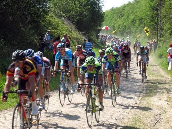 The peloton hammers through sector 25.