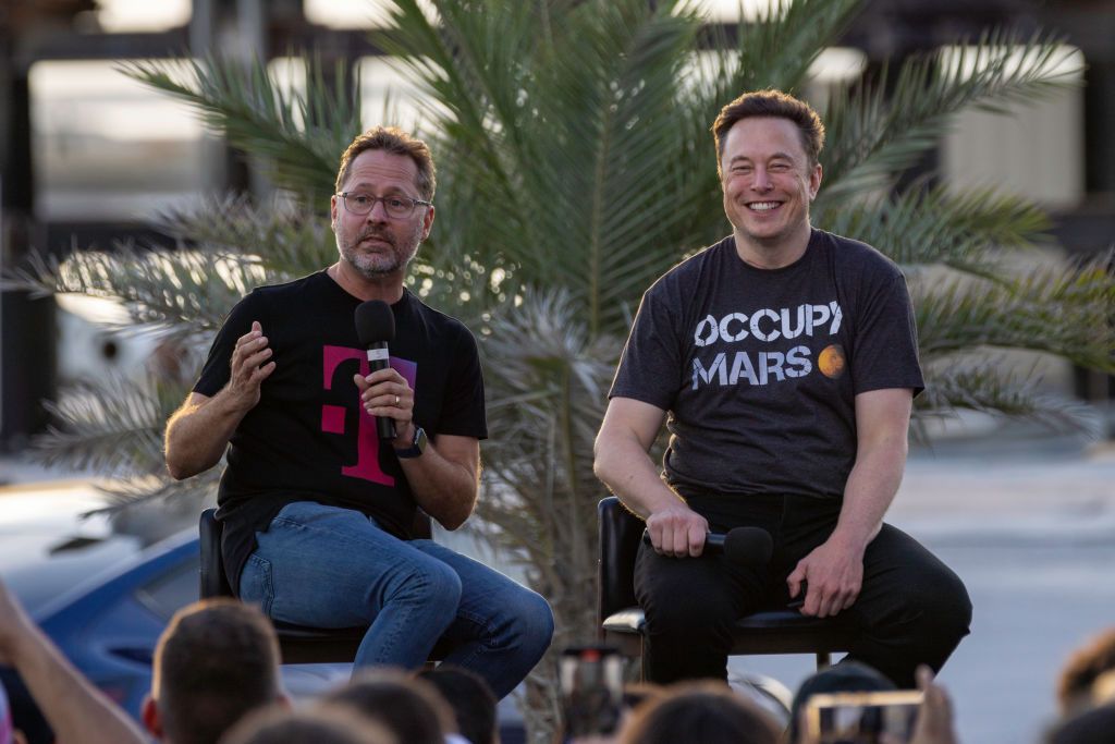 Mike Sievert, Elon Musk