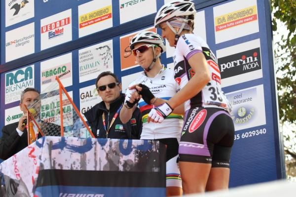 World Champion, Giorgia Bronzini (Diadora Pasta Zara) signs the board