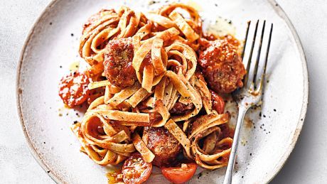 low-calorie-dinner-turkey-meatballs-with-tagliatelle-chilli-tomato