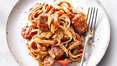 low-calorie-dinner-turkey-meatballs-with-tagliatelle-chilli-tomato