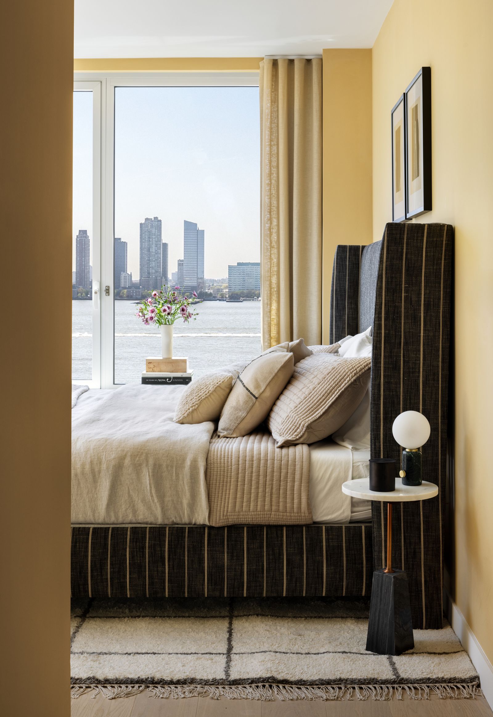 How many pillows should you have on the bed? Livingetc