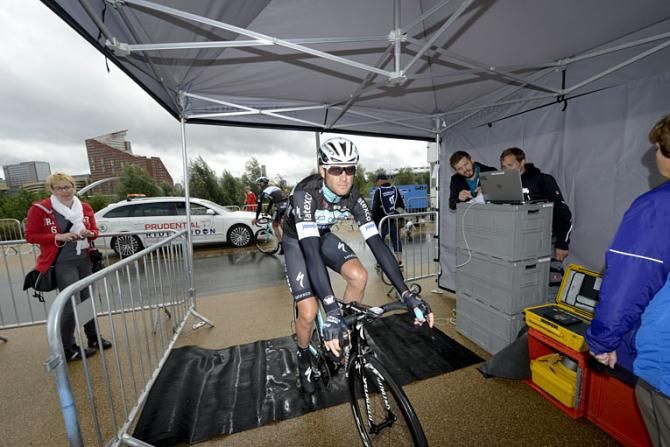 Alessandro Petacchi (Omega Pharm-QuickStep) checks in before the race