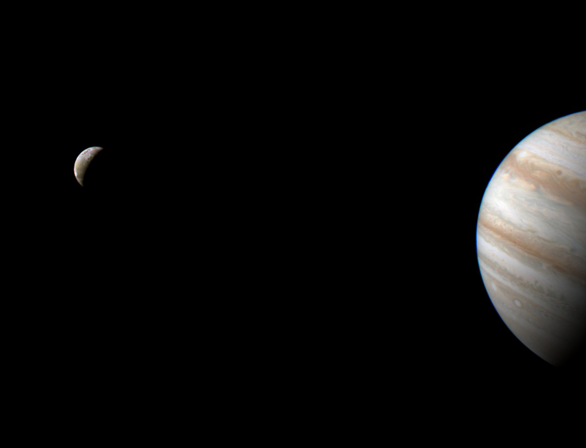 Ένας μεγάλος πλανήτης που περιβάλλεται από κόκκινες ζώνες και ένα μικρό γκρίζο φεγγάρι