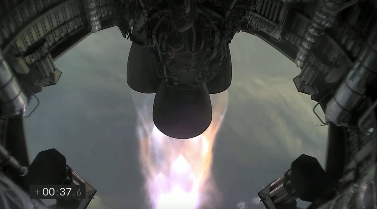 The three Raptor engines on SpaceX&#039;s SN11 prototype firing during the craft&#039;s test flight on March 30, 2021.