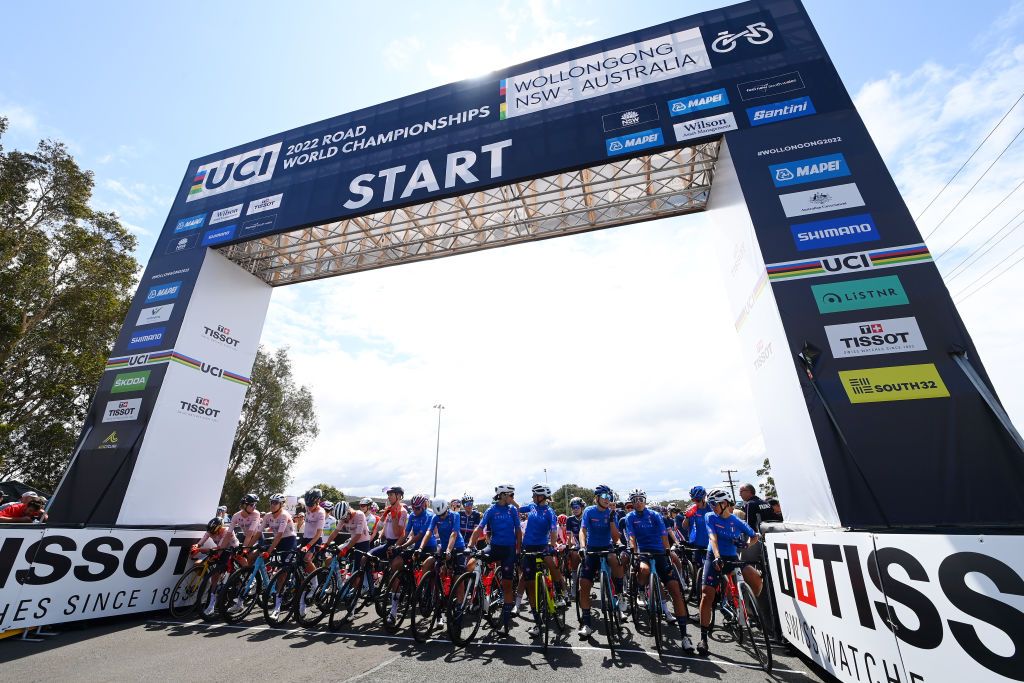 WOLLONGONG AUSTRALIA SEPTEMBER 24 A general view of the peloton prior to the 95th UCI Road World Championships 2022 Women Elite Road Race a 1643km one day race from Wollongong to Wollongong Wollongong2022 on September 24 2022 in Wollongong Australia Photo by Tim de WaeleGetty Images