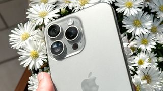 iPhone 15 Pro Max ditunjukkan di tangan