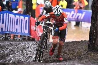 Maud Kaptheijns (Netherlands) pushes through the mud