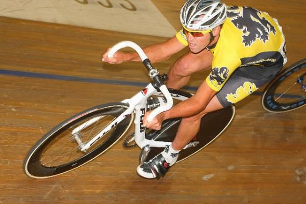 Bobby Lea in action in the omnium points race