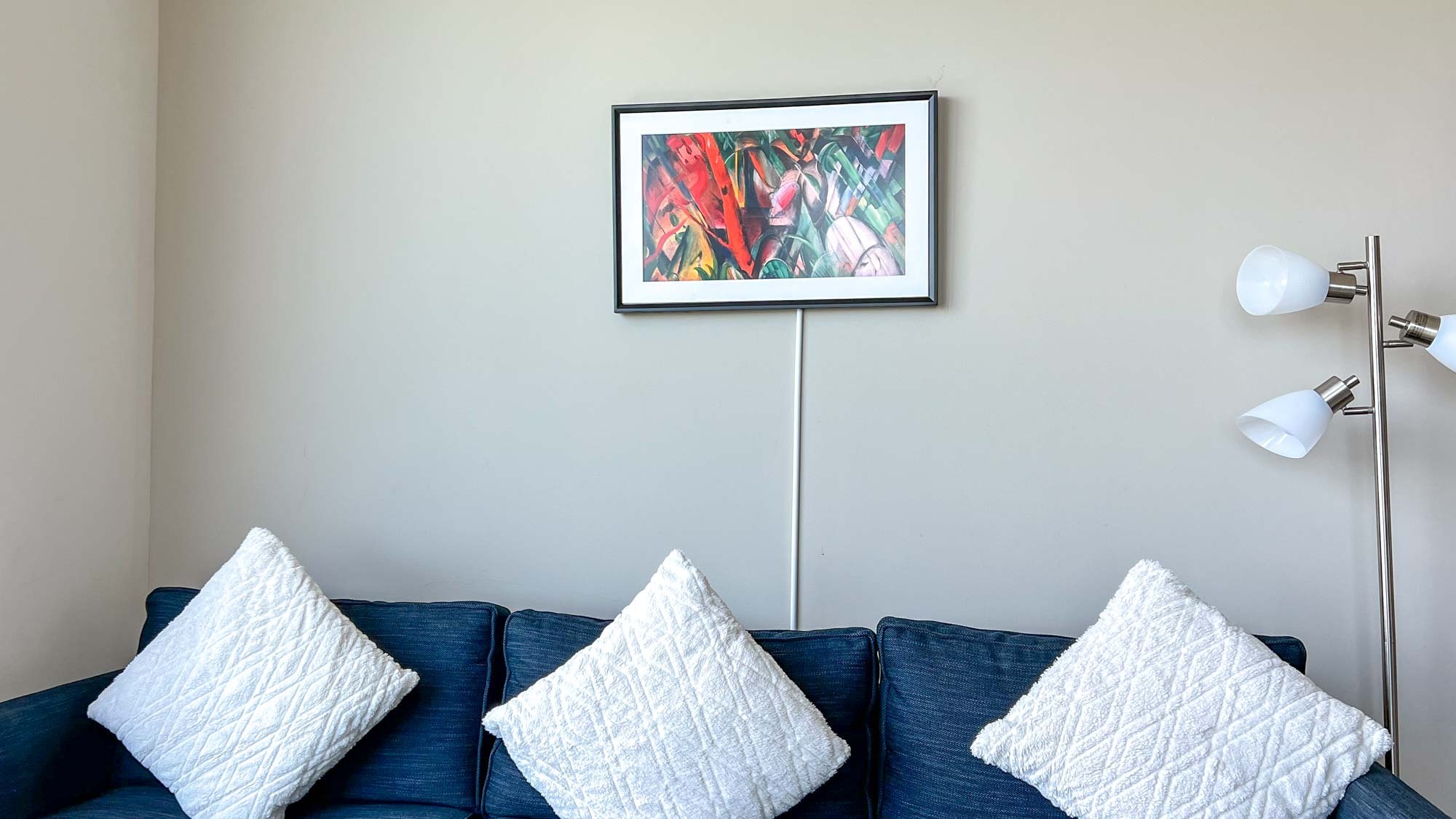 Ett foto av Netgear Meural Canvas II i vardagsrummet