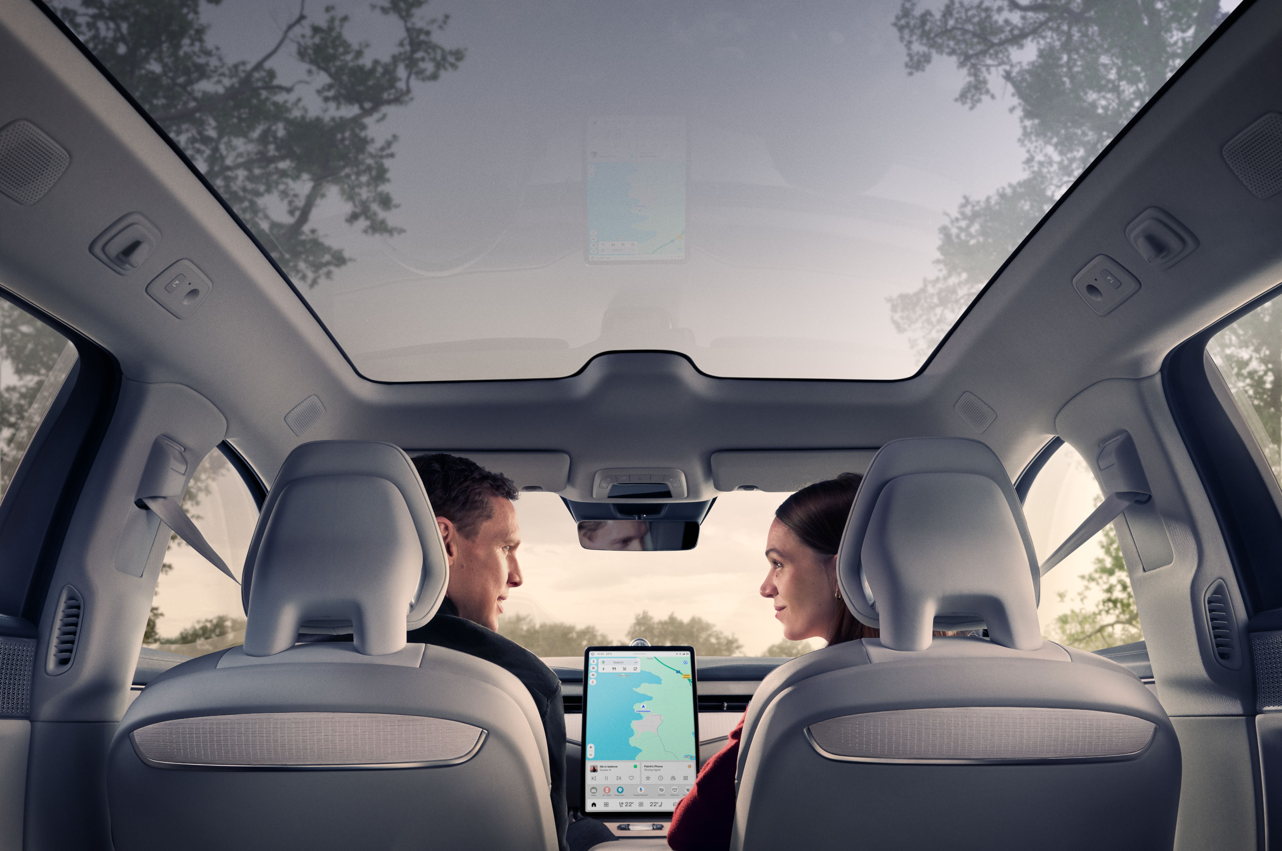 The panoramic roof in the Volvo ES90