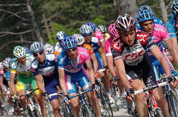 Ivan Basso (CSC) rides in front of his countryman and rival Damiano Cunego (Lampre)