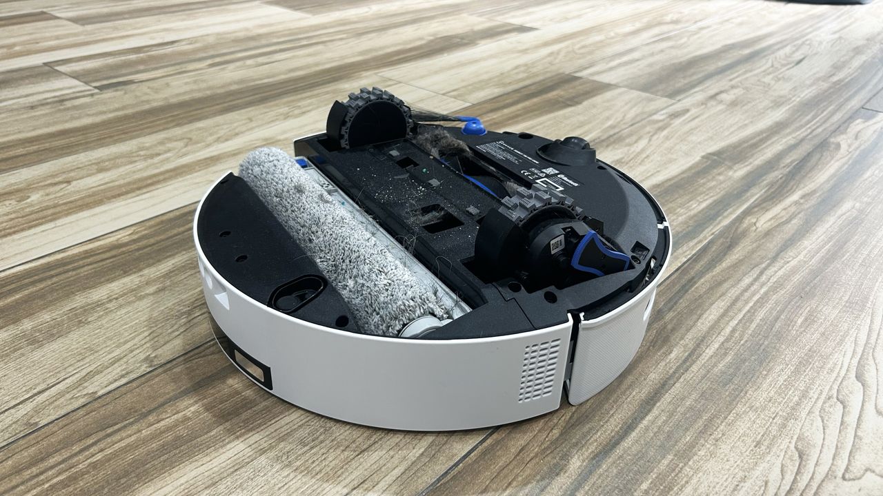 Ecovacs T90 Pro Omni reverse side with hair caught in roller