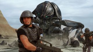 Casper Van Dien fleeing from giant Arachnid in Starship Troopers