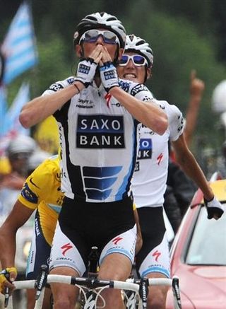 Fränk Schleck (Team Saxo Bank) wins stage 17 ahead of race leader Alberto Contador (Astana) and brother Andy Schleck .
