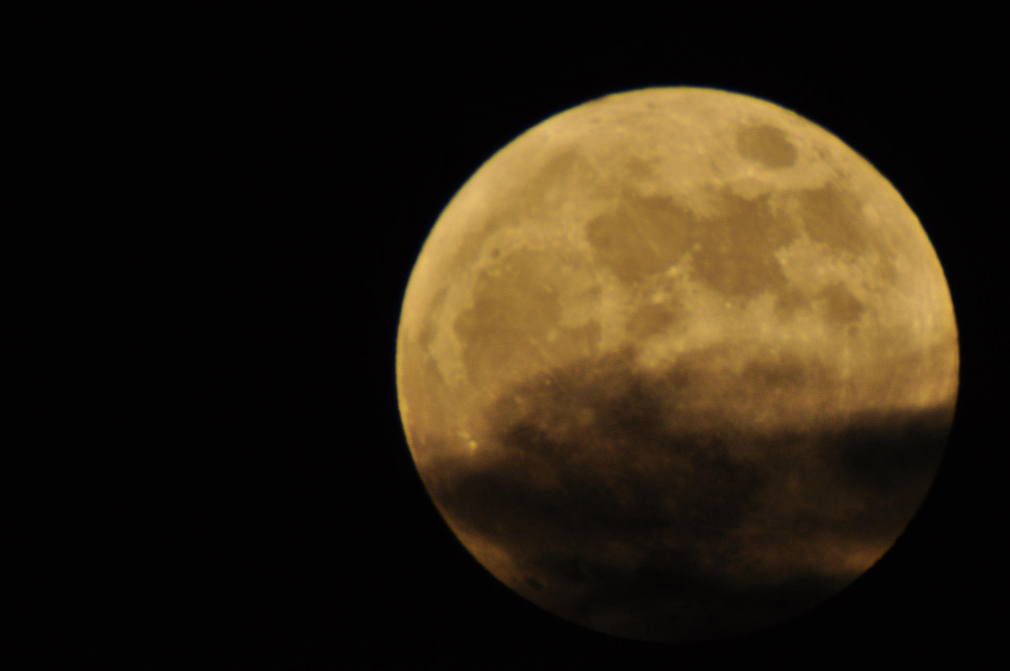 23 апреля луна. Луна в России. Луна близко. Вторая Луна. Луна близко с тенями.