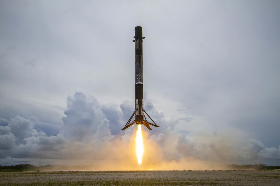 SpaceX tracking camera captures epic video of Falcon 9 rocket landing
