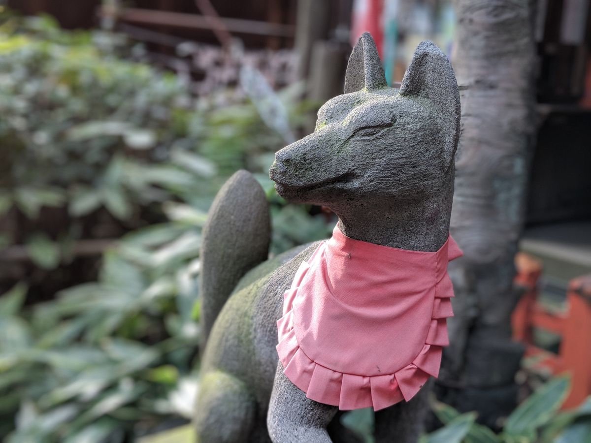 A focused fox statue