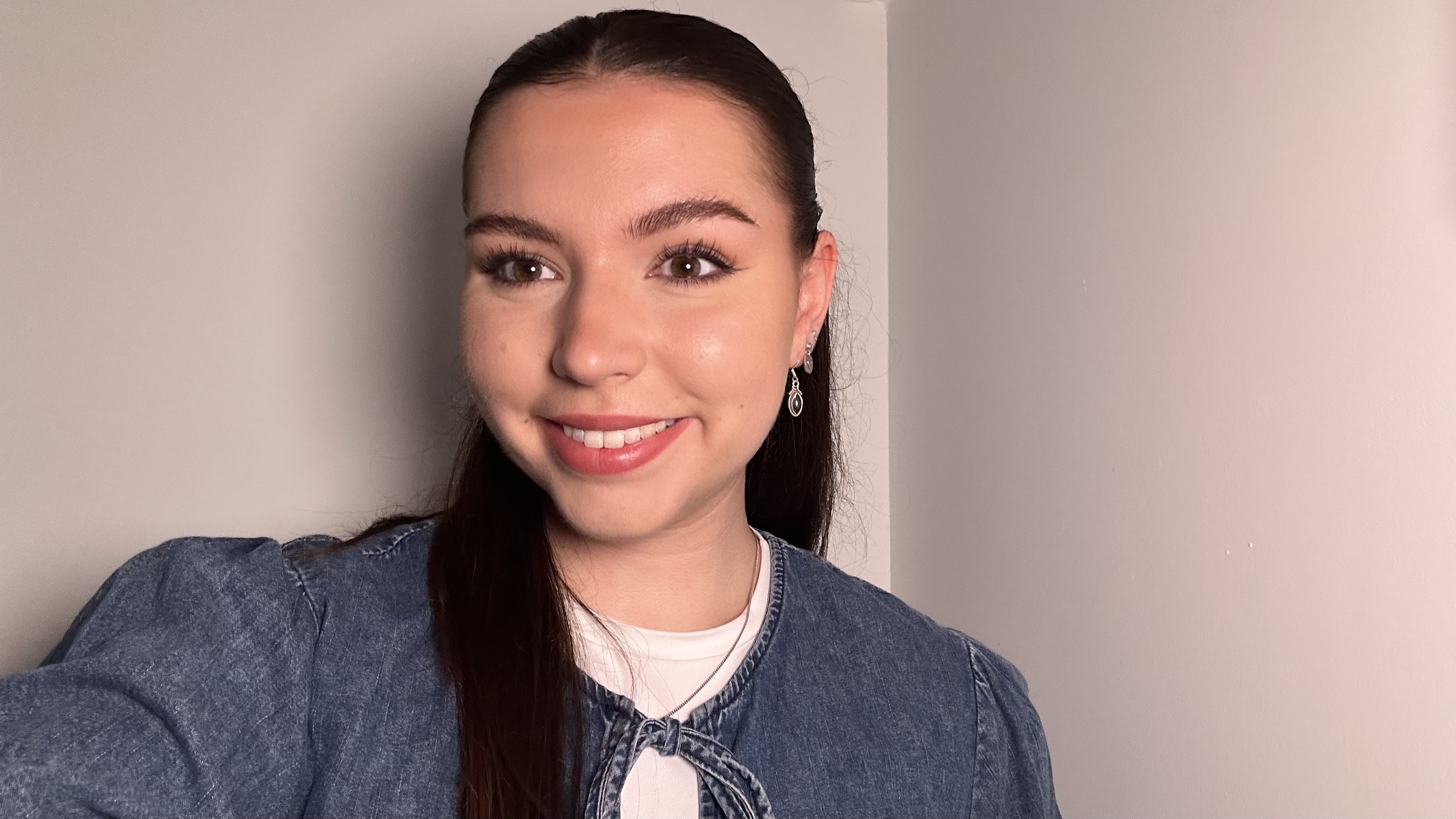 A selfie taken using the Neewer Basics R06 7-inch Round Light.