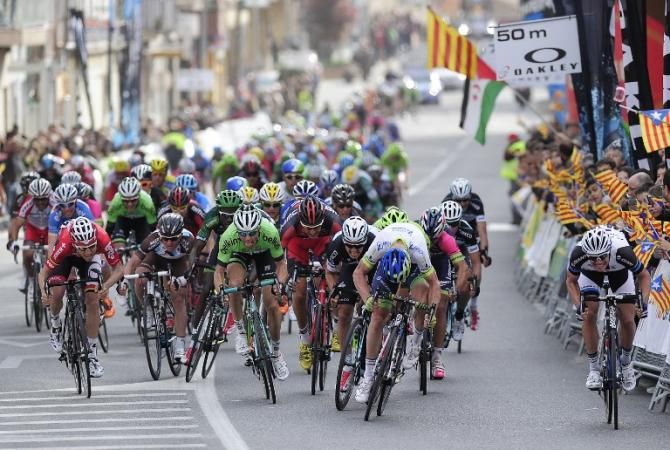 Luka Mezgec (Giant-Shimano), far right, powers ahead of Leigh Howard (Orica GreenEdge) in the closing meters to win stage 1 in Catalunya