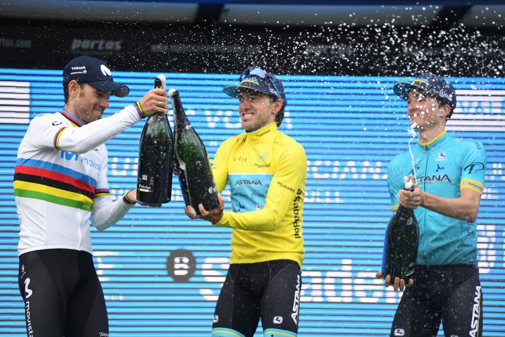 Ion Izagirre clinks bottles with Alejandro Valverde