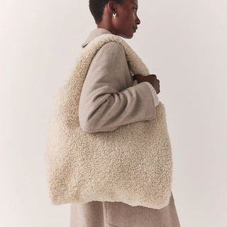 Teddy textured tote