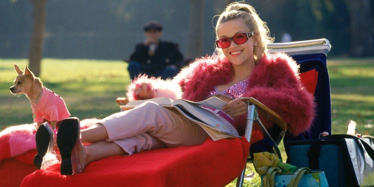 Reese Witherspoon as Elle Woods with Bruiser Woods in Legally Blonde.