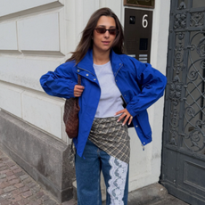 @miriammelen wears blue jacket