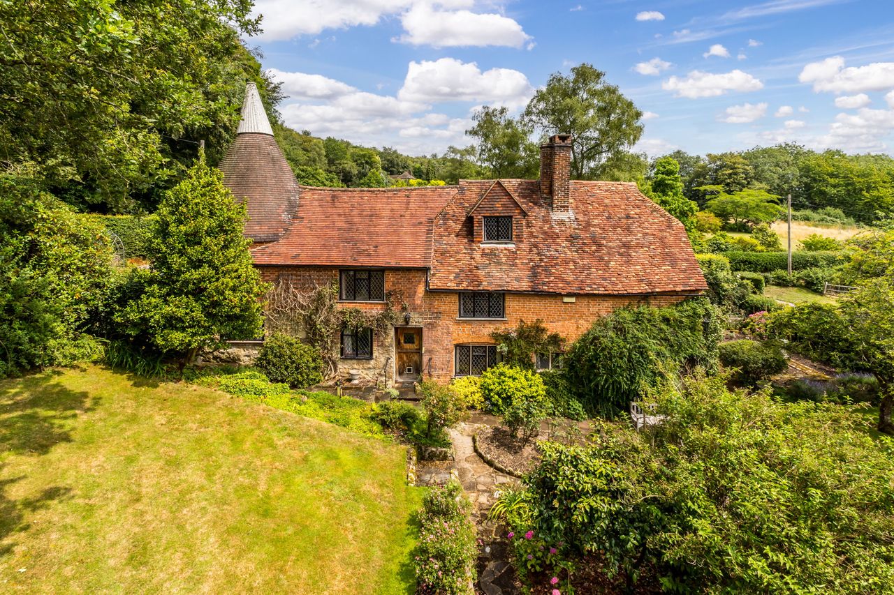 Toys Hill Farm House was built around a roundel-oast.