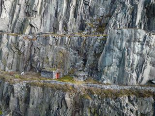 Bir drone ile fotoğraflanan bir dağ manzarası