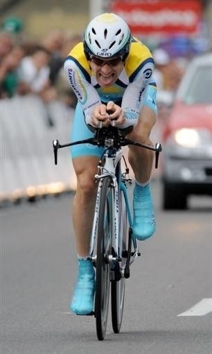 Levi Leipheimer powers along the prologue course, setting the fastest time.