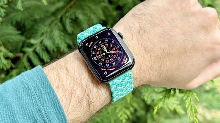 Close-up of the Solace Imperium Adapt watch strap on an Apple Watch SE 3 in 'Calypso' green