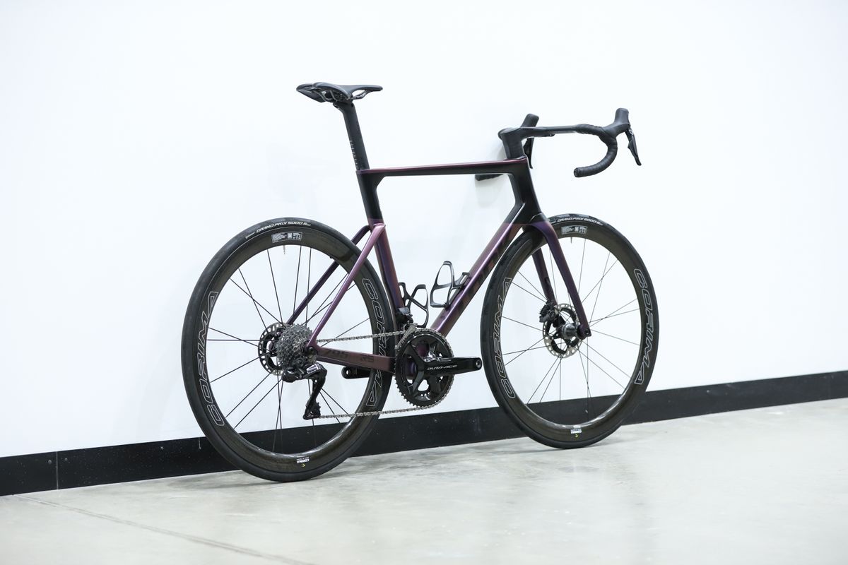 Close up shots of the Look Blade 795 RS against a white wall