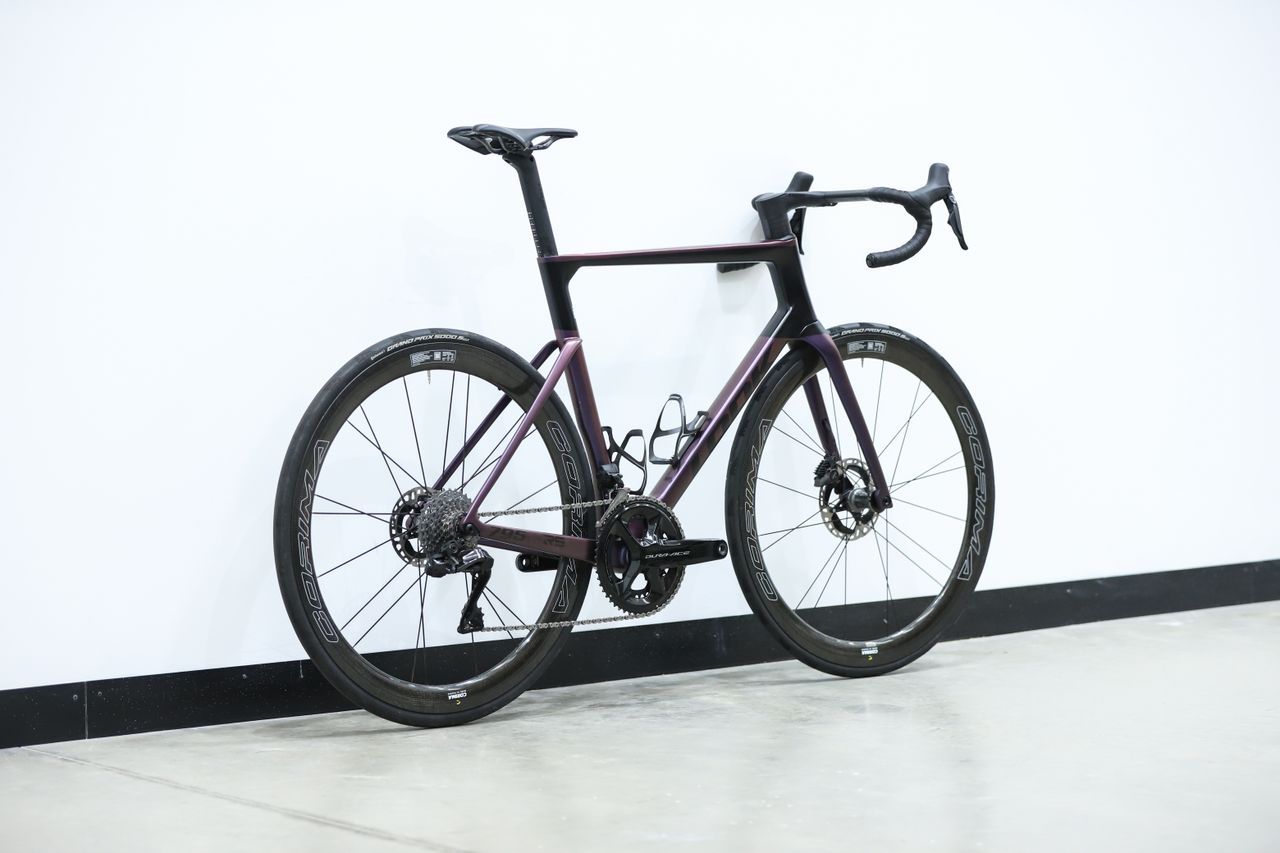 Close up shots of the Look Blade 795 RS against a white wall