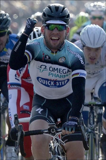 Mark Cavendish (Omega Pharma Quick Step) triumphs at the end of stage 2.