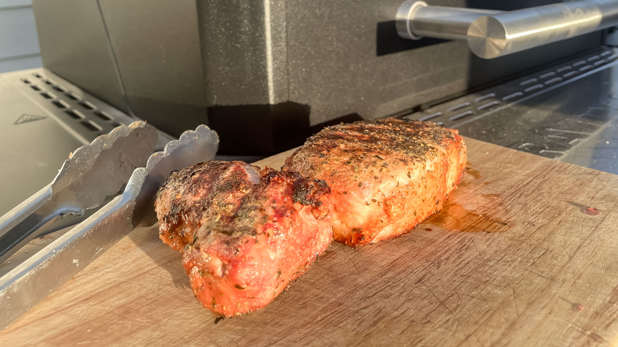 Meat being cooked on the Masterbuilt Gravity Series 1150