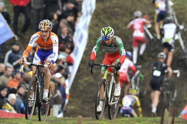 Italian national champion Enrico Franzoi (right) battles Rabobank's Bart Aernouts for a top five place.