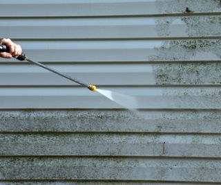 Cleaning vinyl siding with a pressure washer