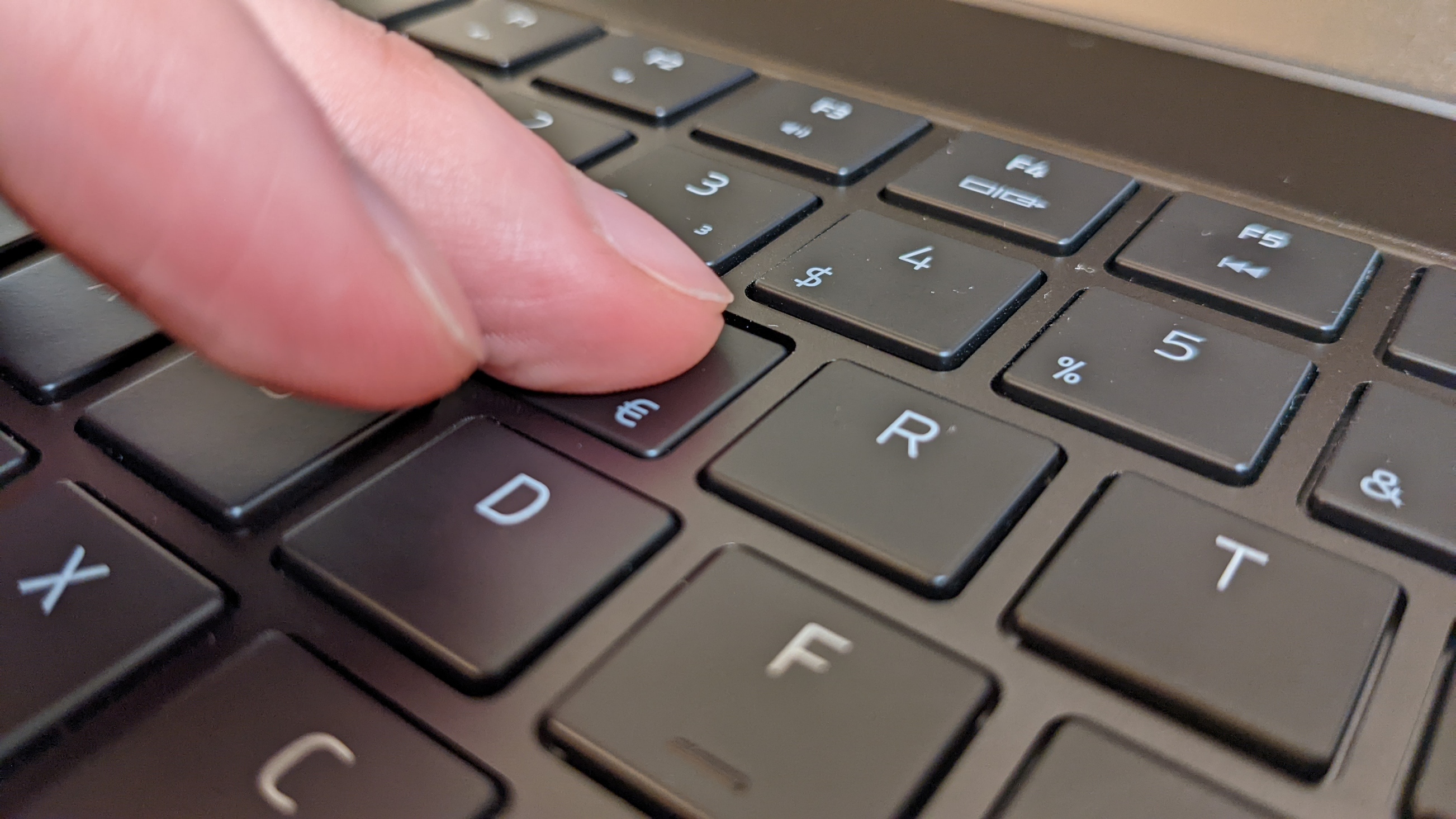 Nahaufnahme einer Taste auf dem Keyboard des Razer Blade 15 Advanced