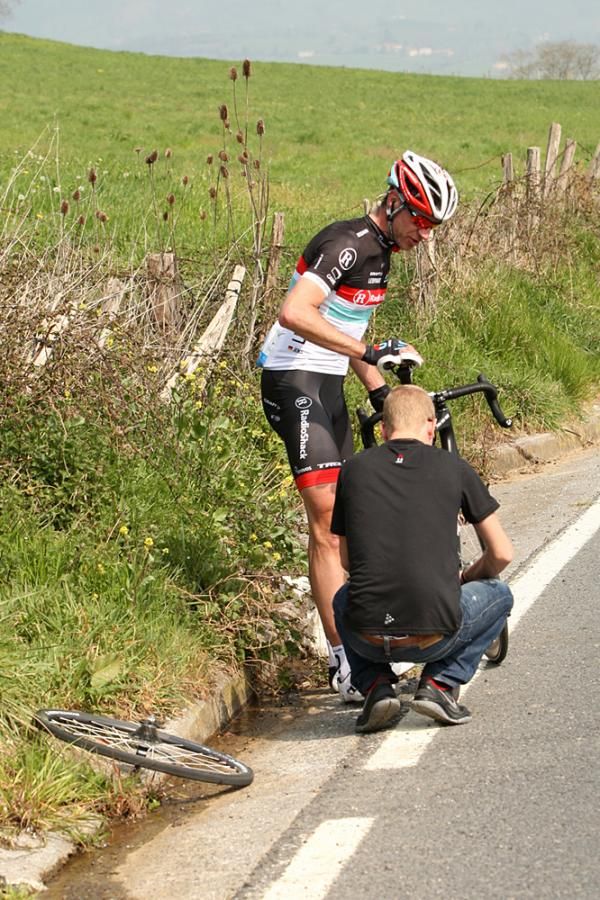 Jens Voigt (Radioshack) gets a rear wheel change