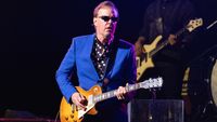 Joe Bonamassa playing a Les Paul live